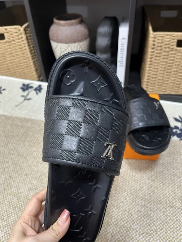 P270🏆Louis Vuitton 🏆[Louis Vuitton] Spring/Summer 2025 [Men's Flip Flops] 🎯🎯As an active family in the fashion industry ⭐ Lv is characterized by bold innovation ⚡Create this casual business style for Chinese fashionable men ✨The fabric is made of imported high-grade cowhide 🔥 Clean and neat ⚡Fashionable and elegant🌹Breathable, sweat-absorbent and deodorant👈So luxurious, high-end and domineering. 👍Must be sold if you repost the picture. Number of yards: 38--46. Color: 🎉 For large quantities. Welcome to repost.